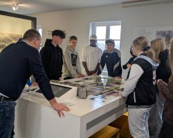 Exkursion-Sandbostel-9Hs-2025-17.jpg