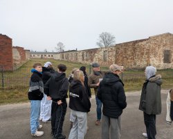 Exkursion-Sandbostel-9Hs-2025-19.jpg