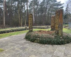 Exkursion-Sandbostel-Kriegsgraeberstaette-2025-6.JPG