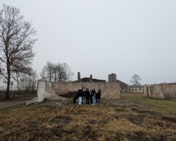 Exkursion-Sandbostel-9Hs-2025-20.jpg